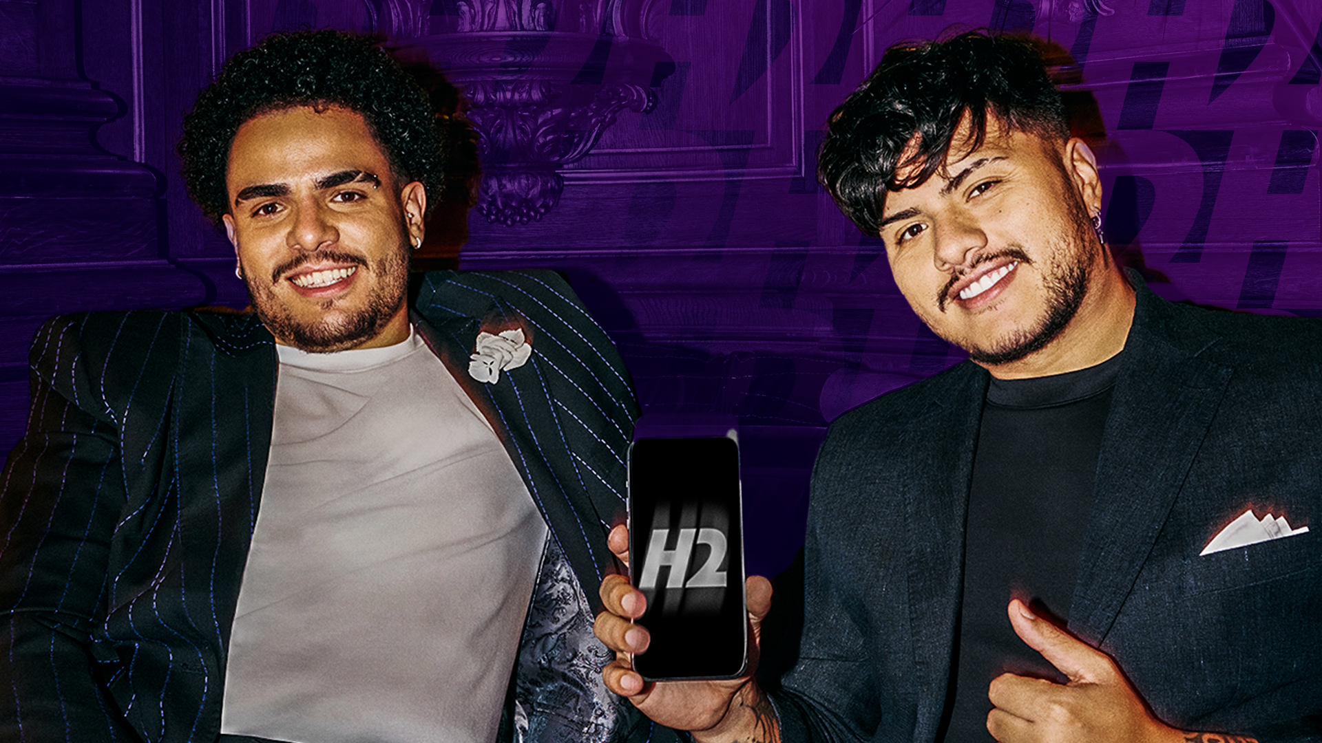 mitico e igão, do podcast podpah, segurando um celular com o logo do h2bet